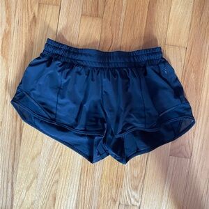 Lulu black hotty hot shorts 2.5” size 6